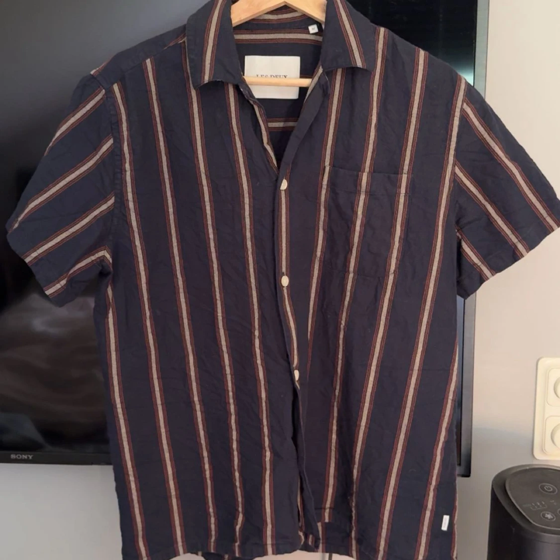 Mörkblå randig skjorta från Les Deux