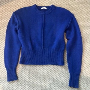 Stickad tröja från Designers Remix - Säljer en blå stickad tröja från Designers Remix. Jättesnygg! Storlek 14 år. Bra skick❣️säljer för 450 kr 