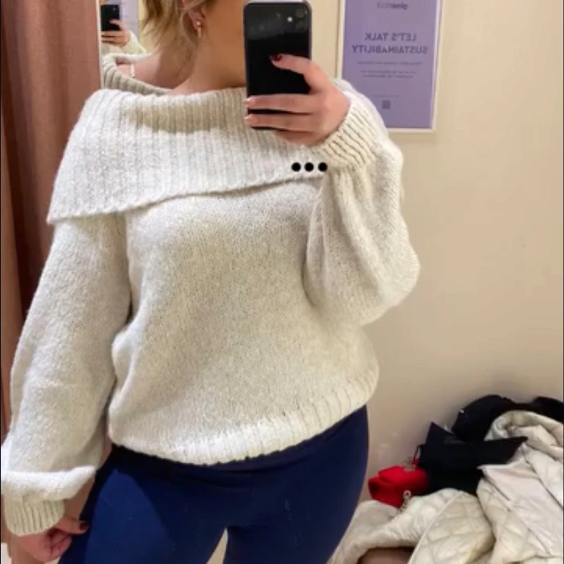 Offshoulder stickad tröja i grå 
