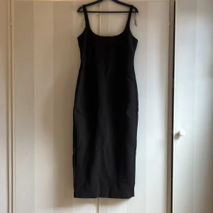 Svart långklänning med smala axelband - Nästan aldrig använd. Liten i storlek 