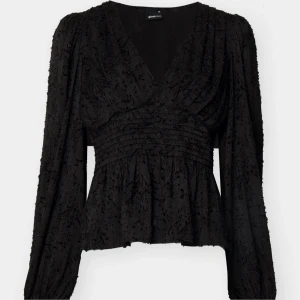 Svart blus med v-ringning från Gina Tricot - Säljer en svart blus med v-ringning och långa ärmar från Gina Tricot. Ordinarie pris är runt 500-600kr använd 1 gång och har inga defekter😽😽passar bra till S-M (PRIS KAN DISKUTERAS)