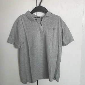 Grå pikétröja från GANT - Snygg Gant piké. Perfekt till sommaren eller till golfbanan. Väldigt bra skick. Storlek 170 vilket är som XS. Priset kan diskuteras vid snabb affär.