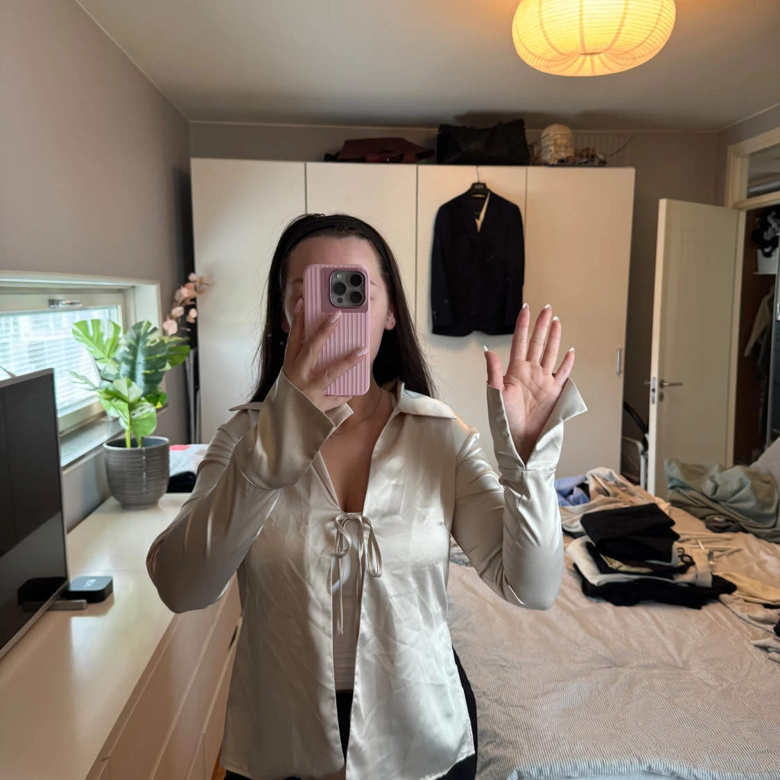 Guldig satinblus med knyt framtill - 1