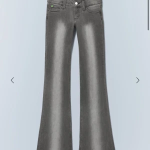 Grå bootcut jeans - Säljer jättefina byxor i gråa färg från weekday! De är i storleken 25/30, pris kan diskuteras! Har använt fåtal gånger