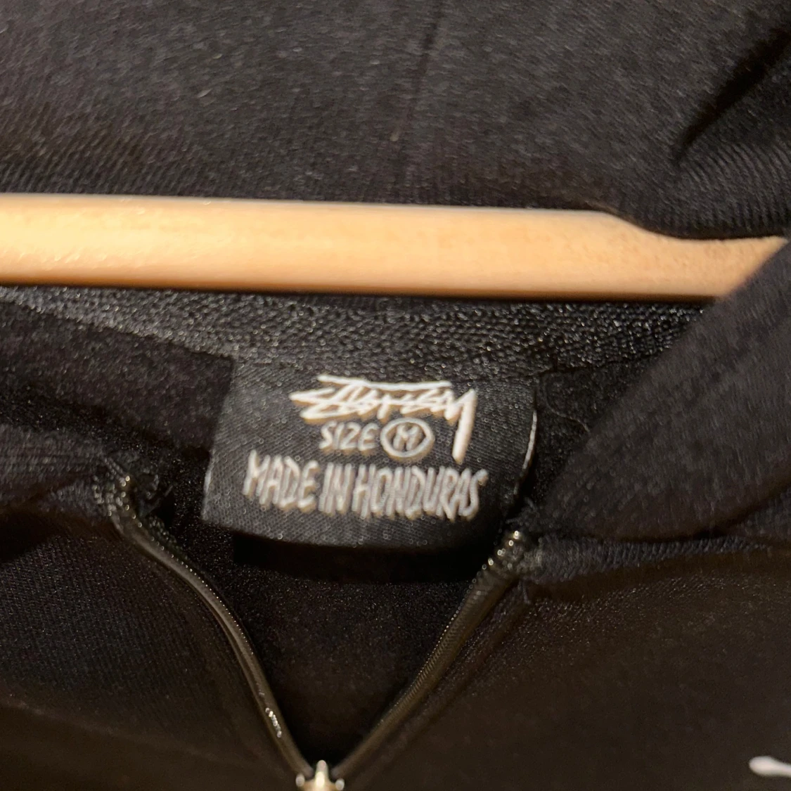 Svart hoodie från Stüssy - 2