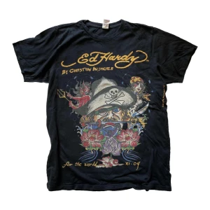 vintage ed-hardy t-shirt - bra skick. passar som TTS medium. tillverkad i USA