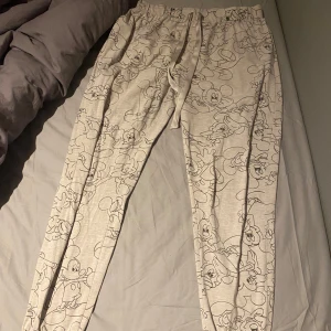 Disney pyjamasbyxor - Säljer ett par pyjamasbyxor från Disney med Musse piggs huvud på. Dom är i storlek L/40 men tycker dom passar som M. 