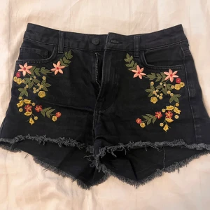 Svarta jeansshorts med broderi - Mango - Sköna shorts