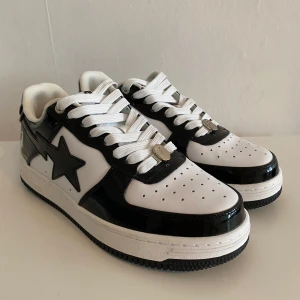 Bape Skor - Helt nya bape skor i skön kvalitet. Skorna är svartvita i storlek 42 och är en perfekt fräscht par av skor inför sommaren.                                                                          Vid fler frågor kontakta oss i dm//SweStyle