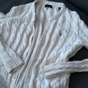 Vit kabelstickad kofta från Gant - Kofta från gant som sitter som en Xs