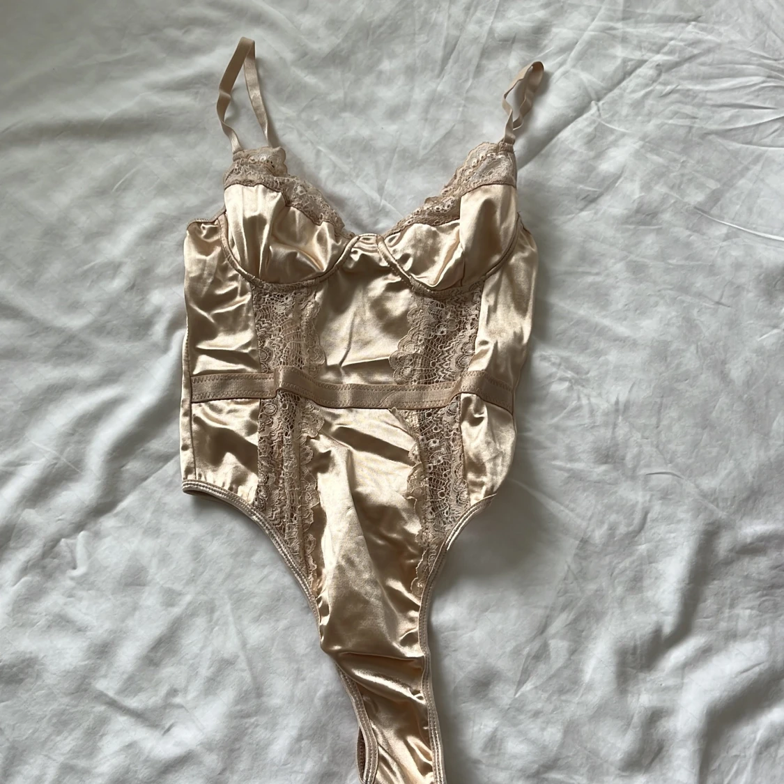 Champagnefärgad korsett från PrettyLittleThing