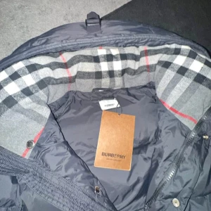 Burberry Jacka/väst - Säljer nu min mycket fina burberry Jack/väst. Perfekt för sommaren samt vinter så man kan ta av och sätta på armarna som med hjälp av en dragkedja vid armhålorna! Mycket fint skick.               Den är i storleken S och passar bra på mig som är 183cmPris diskuteras gärna vid snabb affär!