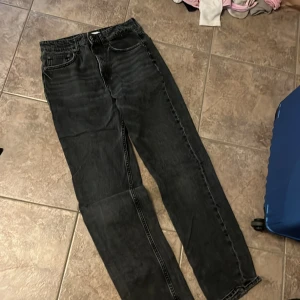 Svarta jeans från Zara, straight fit - Snygga svarta jeans från Zara i straight fit med klassisk femficksdesign. Jeansen har hög midja och är tillverkade i ett mjukt bomullsmaterial med lite stretch. Perfekta till sneakers eller boots för en chill look.
