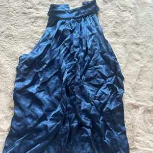 Blå halternecktopp i satin - Blå halternecktopp med hög krage i glansigt satinmaterial. Storlek S💙