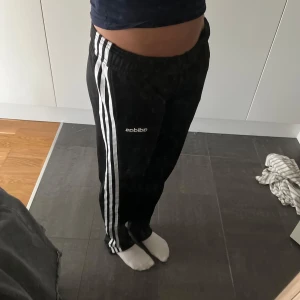 Adidasbyxor - Svarta adidasbyxor i fint skick, säljer då de inte längre passar mig 🖤🤍 Skicka meddelande om du har frågor!
