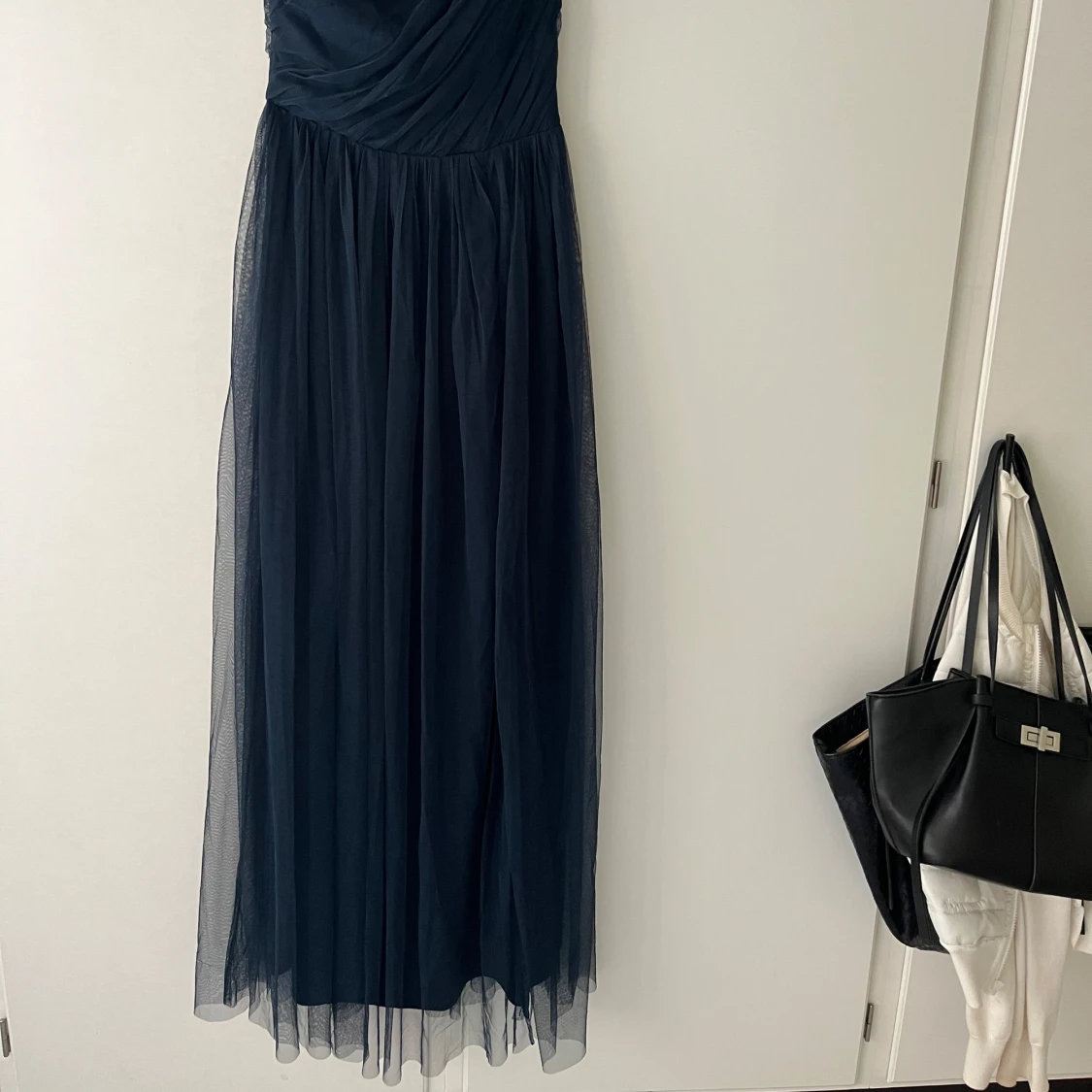 Marinblå oneshoulder klänning  - 4