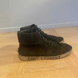 Saint Laurent Paris skor, ysl, Yves Saint Laurent dojjor - Jättesällsynta och feta limited edition skor från YSL!! Skick: 7/10 Endast skorna ingår. Priset går att diskuteras 🤗