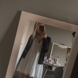 Vit kort sommarklänning - Klänning från Zara använd ungefär 3 gånger 