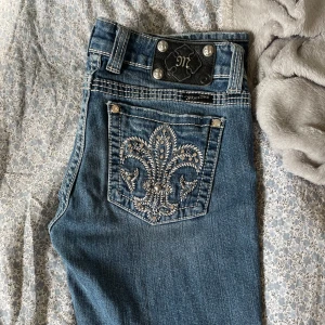 Miss Me jeans  - Low waist jeans från Miss Me med broderad bakficka och nitar. Jeansen har klassisk femficksdesign och en cool detalj med mönstrad bakficka!! skit snygga miss me jeans som tyvärr inte passar längre 🥰skulle säga att de passar en 36a perfekt 