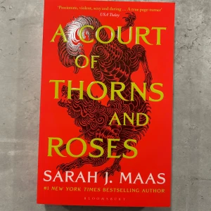 A Court of Thorns and Roses - En spännande och romantisk fantasybok som lockar med magi, faror och förbjuden kärlek. Perfekt för dig som gillar episka äventyr och starka hjältinnor. En riktig bladvändare som har hyllats av både läsare och kritiker.