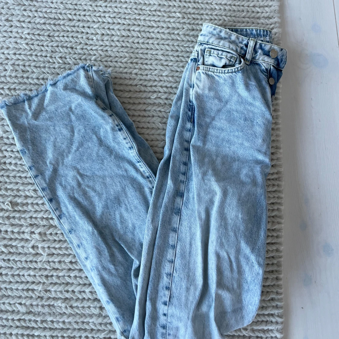 Ljusblå slitna jeans med hål på knäna - 2