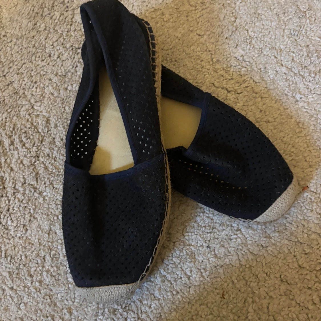 Mörkblå espadrillos med perforerat mönster