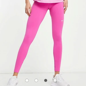 Nike Pro rosa träningstights - Coola Nike träningsbyxor som är i bra skick, nypris 650 kr, skriv mer bilder och priset kan diskuteras 😊