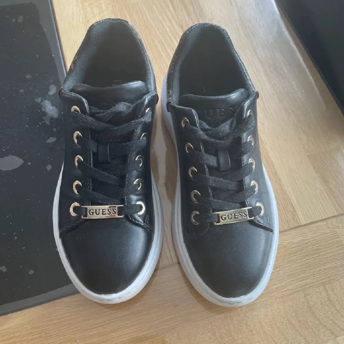 Svarta sneakers från Guess med logga - 1