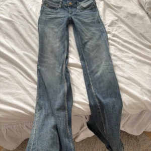 Lowwaist jeans cheap monday - Ett par jätte fina jeans från cheap monday i storlek 26/30 som tyvärr inte passar mig riktigt därför säljer jag dem, de är endast testade! 🫶🏼