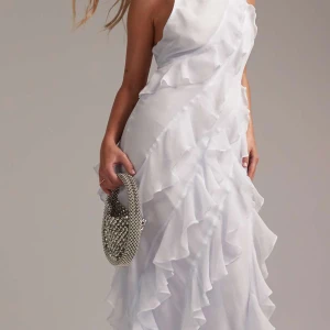 Ljusblå maxiklänning med volang  - Säljer en ljusblå maxiklänning med volangdetaljer. klänningen är luftig och skön då den inte sitter åt. Perfekt till bal eller bröllop.