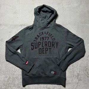 Grå Superdry hoodie | M - Superdry hoodie | fint skick och inga defekter | om du har några funderingar tveka då inte på att höra av dig | ⚜️