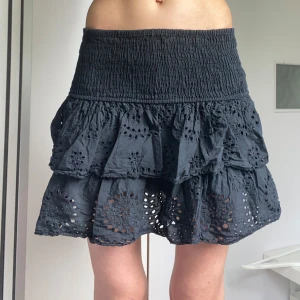 Svart volangkjol  - Supersöt svart kjol med volanger och broderier. Kjolen har resår upptill och shorts på insidan❤️