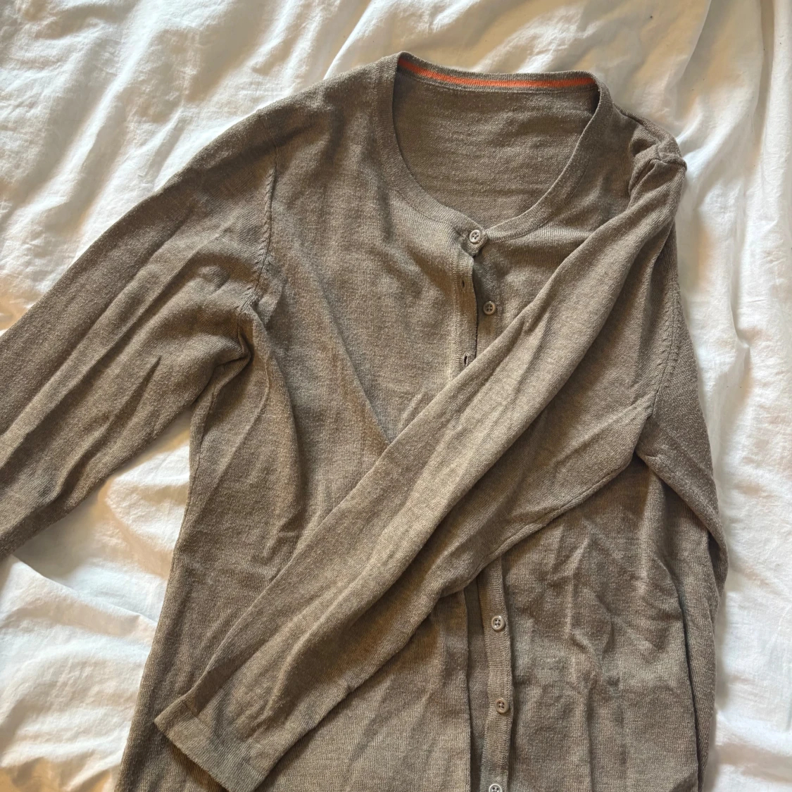 Beige kofta med rund hals - 1