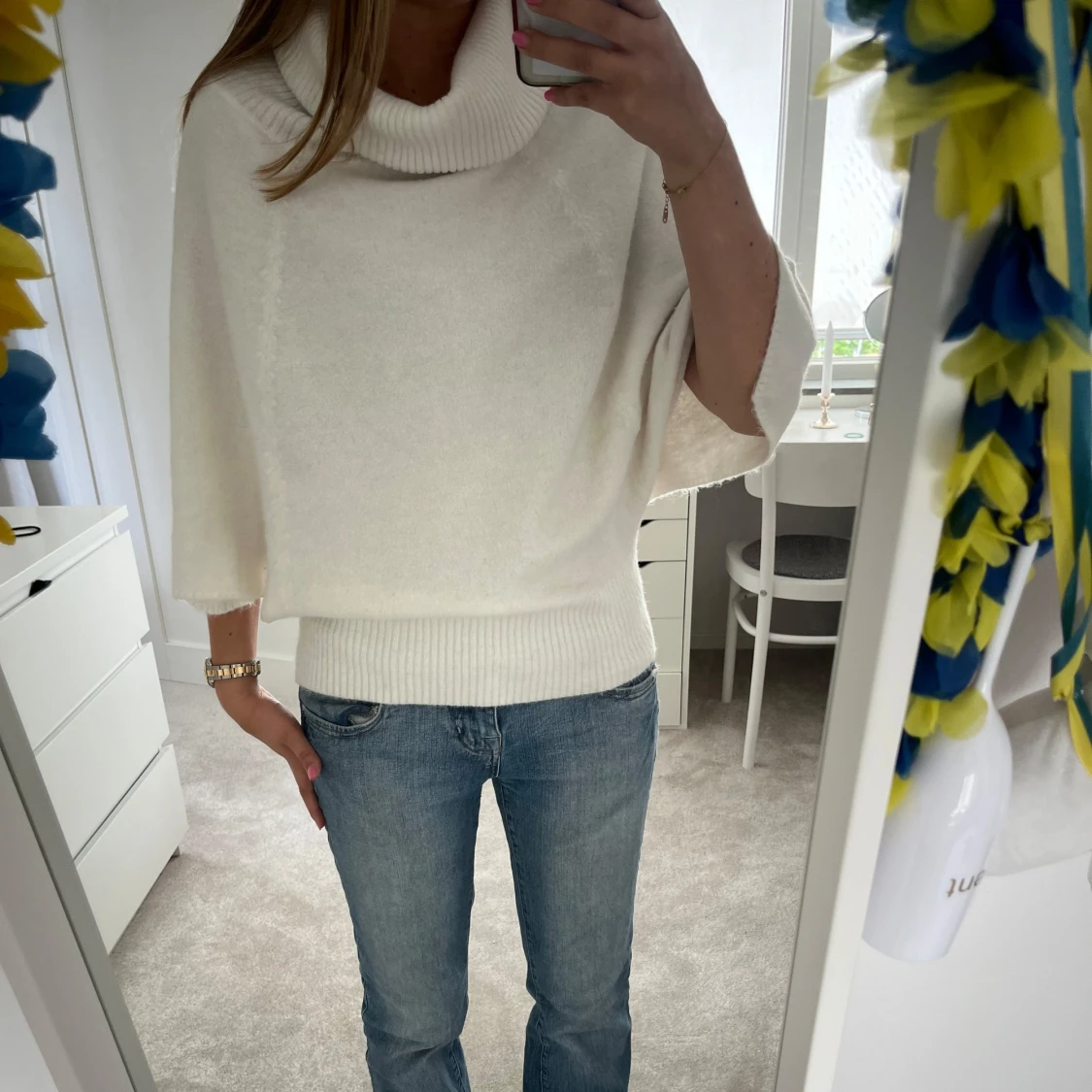 Vit stickad polotröja med vida ärmar - 1