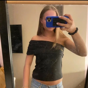 Svart offshoulder topp - Säljer en svart offshoulder topp. Superenkel att matcha och passar till många tillfällen.