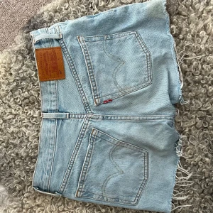 Ljusblå jeansshorts Levi's - Ljusblå vintage jeansshorts från Levi's. Skulle säga att de är storlek xs/s❣️