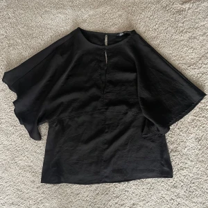 Zara blus - Super fin blus ifrån Zara, säljer då den inte kommer till användning längre. Strl M men liten i storleken🤍