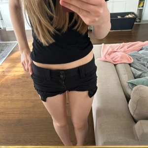 Jeansshorts - Snygga stretchiga jeansshorts i storlek 170, passar även Xs/S ❤️❤️ Jag har vikt upp dem på bilden så ni vet!!💋