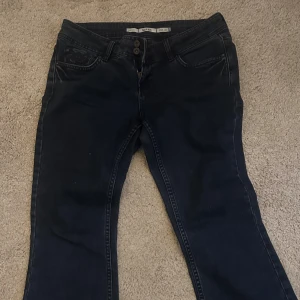 Mörk blå jeans  - Använt tre gånger, lågmidjade och sitter jättefint💗Den är storlek W28 L34