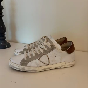 Philippe model skor - Philippe models i stl 45, passar även 44/ Bra skick med små täcken på användning/ hälen på undersulan gick upp vid ett tillfälle men är nu tillbaka limma (inget som märks vid användning) skriv gärna vid fler frågor, Pris kan diskuteras vid snabb affär!!