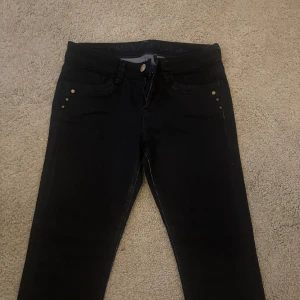 Jätte mörk blåa jeans  - Väldigt mörkblåa jeans, lågmidjade och stretchiga💕Storlek W27 L33 