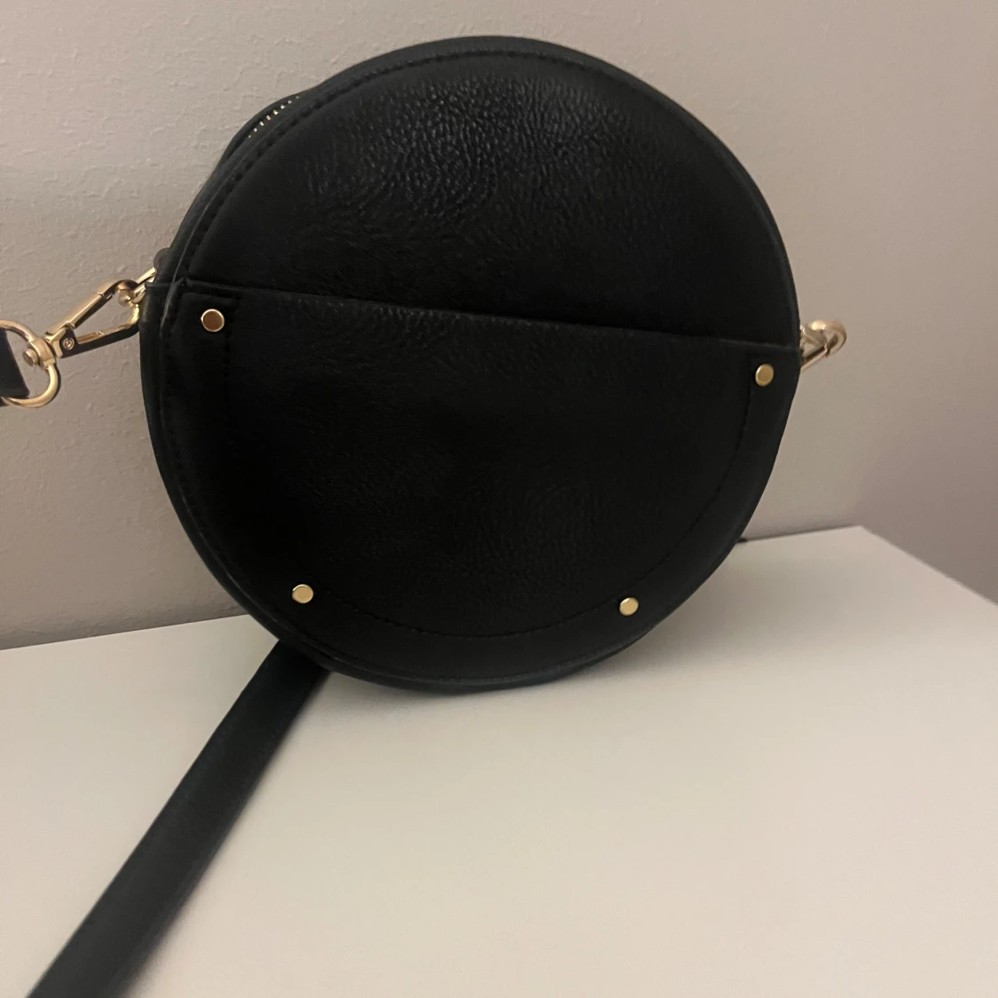 Rund svart axelväska med gulddetaljer - 1