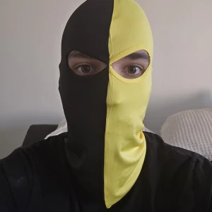 Svart och gul AIK balaclava - Säljer en NY balaclava med tvåfärgad design, svart och gul. Masken har öppningar för ögonen och är tillverkad i ett stretchigt syntetmaterial. Perfekt för kalla dagar eller aktiviteter utomhus. Har flera stycken