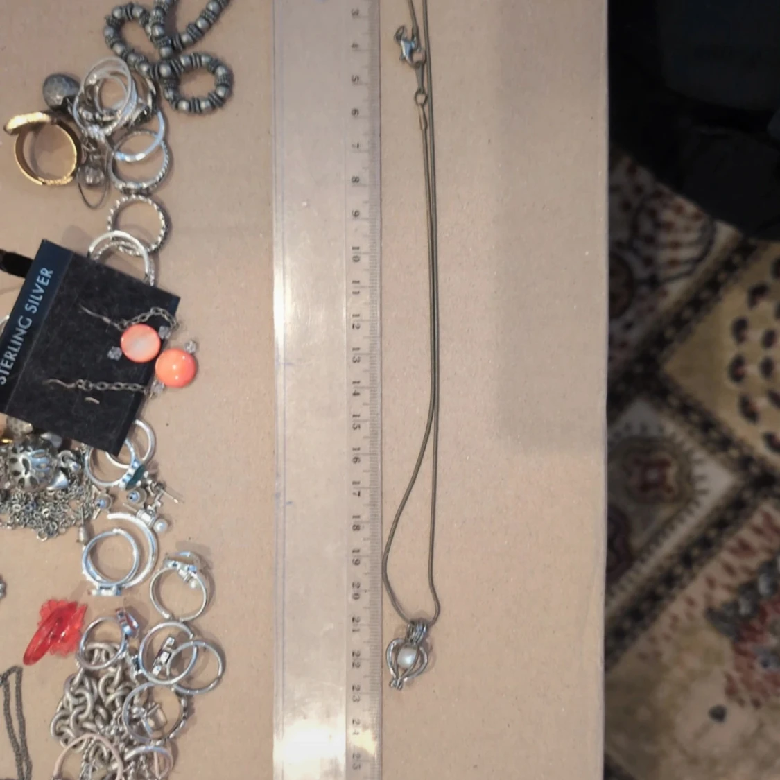 Halsband med pärlhänge i silverfärg - 1