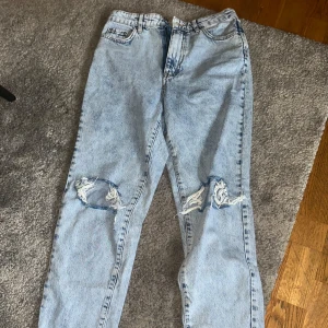 Ljusblå ripped jeans från g perfect jeans - Säljer ett par ljusblå jeans från g perfect jeans i storlek 36. De har raka ben och slitna detaljer med stora hål vid knäna för en cool, avslappnad look. Klassisk femficksmodell och tillverkade i bomull. Perfekta för dig som gillar streetstyle.