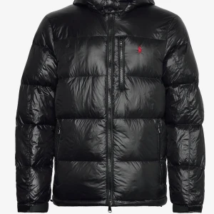 Svart pufferjacka från Polo Ralph Lauren - Jacka i nästan ny skick utan deftekter. Söker endast seriösa köpare! Priset är inte hugget i sten!