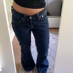 lågmidjade levis jeans - sjukt snygga vintage levis jeans o strl w31 l32 med ca 44cm i midjemått 💗 älskar dessa men tyvärr blivit för stora