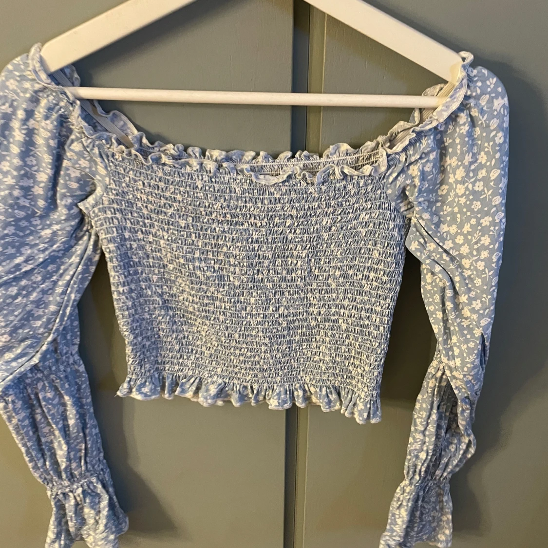 Ljusblå croppad blus med blommigt mönster från NA-KD - 2