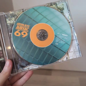 Små ord av kärlek - CD-album från 69, perfekt för dig som gillar svensk pop och starka texter. Omslaget visar Eva Dahlgren i ett stilrent porträtt men det är inte musik av henne. Passar dig som vill upptäcka eller återuppleva svensk musik 69.