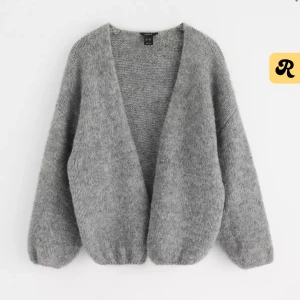 Grå stickad kofta - Slutsåld mysig grå stickad kofta med oversized passform och långa ärmar.  Endast använd en gång! Nypris 399kr